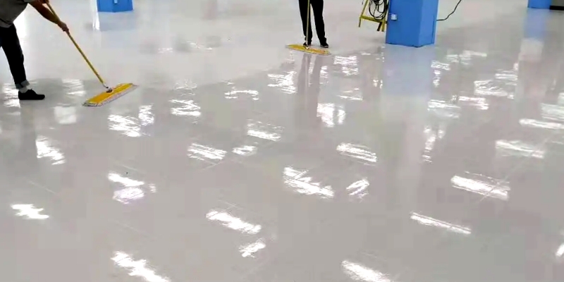 Hoe de oude coatings te verwijderen en de vloer schoon te maken